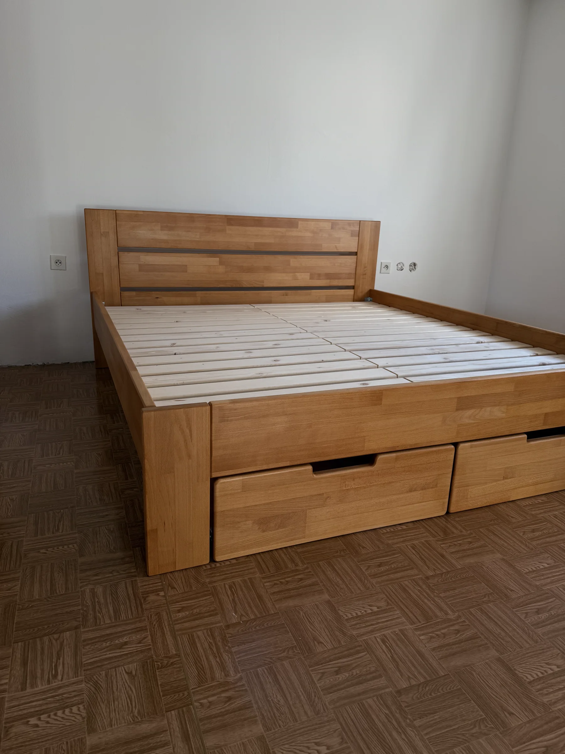 Drevená posteľ vyrobená na mieru